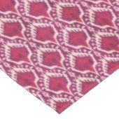 シックで多彩な赤いおよび紫色のイカット種族パターン テーブルクロス (アングル)