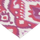 シックで多彩な赤いおよび紫色のイカット種族パターン テーブルクロス (アングル)