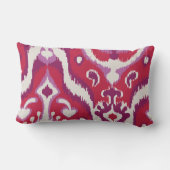 シックで多彩な赤いおよび紫色のイカット種族パターン ランバークッション (裏面)