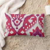 シックで多彩な赤いおよび紫色のイカット種族パターン ランバークッション (ブランケット)