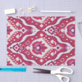 シックで多彩な赤いおよび紫色のイカット種族パターン 薄葉紙 (クラフト)