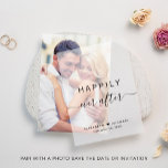 シックで幸せな後の結婚ずっと ベラム紙招待状<br><div class="desc">祝書の台本とスワッシュとスタイルのタイポグラフィを組み合わせたシックなヴィルムのオーバーレイではシンプルエレガント「Mergey Ever After」を搭載し、あなたの名前とハートと一緒に参加しモダン、あなたの日付のと一緒に。あなたの写真とペアは、洗練された時間のない組み合わせのための日付または結婚式招待状を保存する。</div>