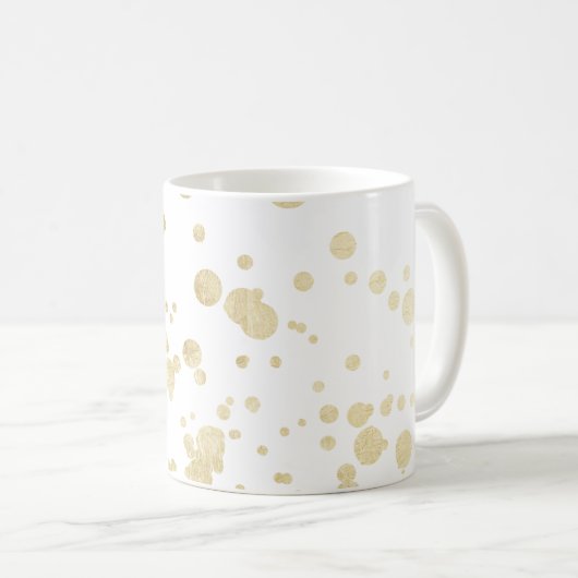 シックで粋で白くフェイクな金ゴールドのエレガントな紙吹雪は点を打ちます コーヒーマグカップ (正面右)