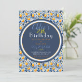 シックで詳細なネイビーブルーと柑橘類の誕生日 招待状 (スタンド正面)