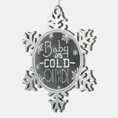 シックで陽気な黒板のベビーそれは冷たい外側です スノーフレークピューターオーナメント (右)