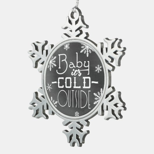 シックで陽気な黒板のベビーそれは冷たい外側です スノーフレークピューターオーナメント (右)