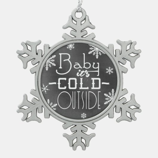 シックで陽気な黒板のベビーそれは冷たい外側です スノーフレークピューターオーナメント (正面)