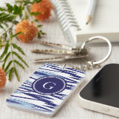 シックで青および白い水彩画のイカットパターン キーホルダー (正面右)