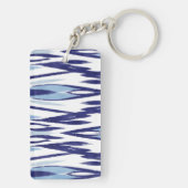 シックで青および白い水彩画のイカットパターン キーホルダー (裏面)