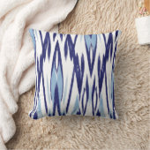 シックで青および白い水彩画のイカットパターン クッション (ブランケット)