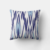 シックで青および白い水彩画のイカットパターン クッション (裏面)