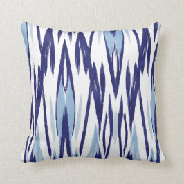 シックで青および白い水彩画のイカットパターン クッション