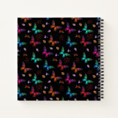 シックとカラフル蝶オンブラックカスタム ノートブック (裏面)