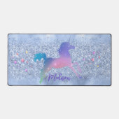シックなアイスブルーのユニコーングリッター星モノグラム デスクマット (正面)