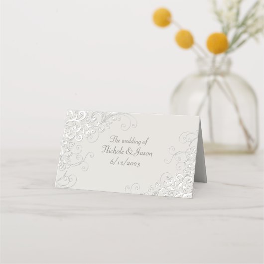 シックなアイボリーとホワイトクラシック結婚のテントスタイル プレイスカード (裏面)