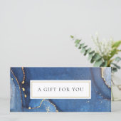 シックなアゲート大理石ブルー金ゴールドギフト証明書カード (スタンド正面)