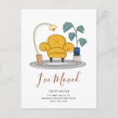 シックなイエローカウチリビングルーム新しいホームムービング 案内ポストカード (正面)