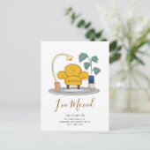 シックなイエローカウチリビングルーム新しいホームムービング 案内ポストカード (スタンド正面)