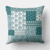 シックなエスニックフェイクパッチワークのパターン、ティール(緑がかった色)と白 クッション (裏面)
