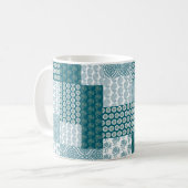 シックなエスニックフェイクパッチワークのパターン、ティール（緑がかった色）と白 コーヒーマグカップ (正面左)
