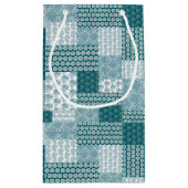 シックなエスニックフェイクパッチワークのパターン、ティール（緑がかった色）と白 スモールペーパーバッグ (裏面)