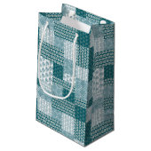 シックなエスニックフェイクパッチワークのパターン、ティール（緑がかった色）と白 スモールペーパーバッグ (裏面アングル)