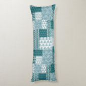 シックなエスニックフェイクパッチワークのパターン、ティール(緑がかった色)と白 ボディピロー (裏面 (縦))