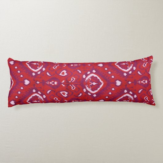 シックなカラフル赤と紫のイカットの部族模様 ボディピロー (裏面)