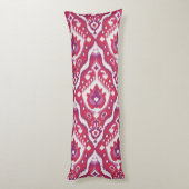 シックなカラフル赤と紫のイカットの部族模様 ボディピロー (裏面 (縦))