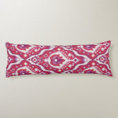 シックなカラフル赤と紫のイカットの部族模様 ボディピロー (裏面)