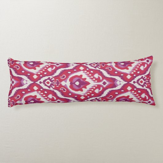 シックなカラフル赤と紫のイカットの部族模様 ボディピロー (裏面)