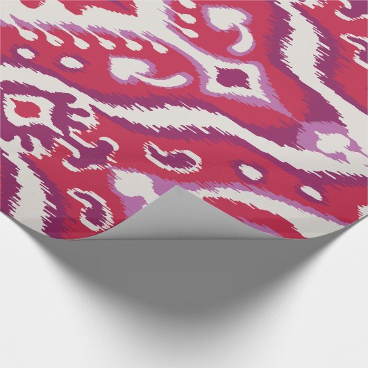 シックなカラフル赤と紫のイカットの部族模様 ラッピングペーパー (角)