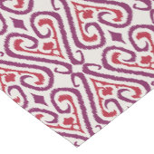 シックなカラフル赤と紫のイカットダマスクパターン ショートテーブルランナー (コーナー)
