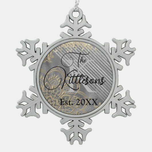 シックなキラキラのマンダラモノグラムファミリー名 スノーフレークピューターオーナメント (正面)