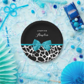 シックなキリンプリントアクアブルーリボンボウと名前 ペーパープレート (パーティー)