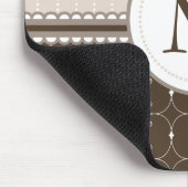 シックなクリーム色ベージュブラウンのカスタムなモノグラムパターン マウスパッド (コーナー)