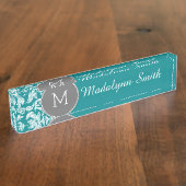 シックなグレーとティール(緑がかった色)ダマスクパターンカスタムモノグラム デスクネームプレート (側面)
