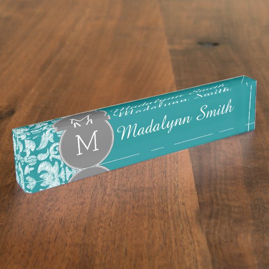 シックなグレーとティール（緑がかった色）ダマスクパターンカスタムモノグラム デスクネームプレート (側面)