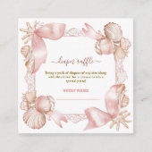 シックなコースタルパール赤面ピンクオムツラッフル エンクロージャーカード (正面)