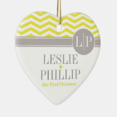 シックなシェブロンのモノグラム|の黄色 セラミックオーナメント (右)