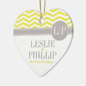 シックなシェブロンのモノグラム|の黄色 セラミックオーナメント (左)