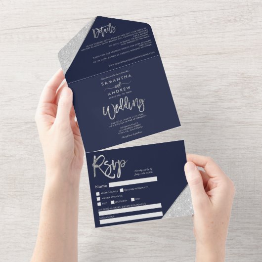 シックなシルバーグリッタータイポグラフィネイビー結婚ブルー オールインワン招待状 (貼ってはがせる)