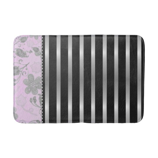 シックなシルバーフローラオンピンクとシルバーストライプズ バスマット (正面)