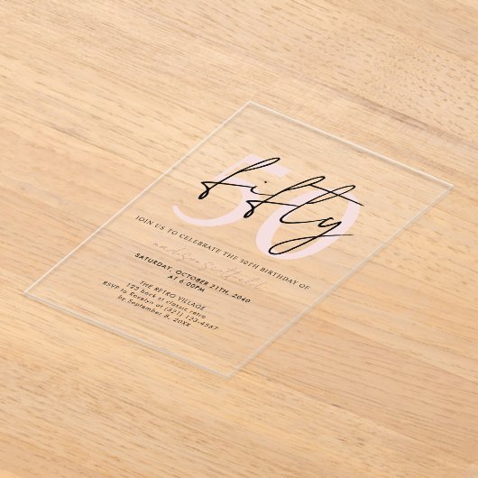 シックなシンプル赤面ミニマリストのピンク50th Brithday アクリル招待状 (レイダウン)