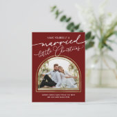 シックなスクリプトアーチホリデー結婚の発表 シーズンポストカード (スタンド正面)