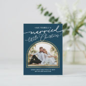 シックなスクリプトアーチホリデー結婚の発表 シーズンポストカード (スタンド正面)