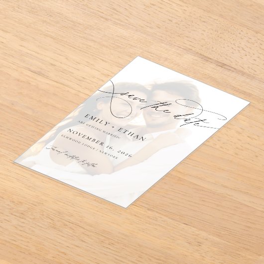 シックなスクリプトオーバーレイ写真ウェディング日付を保存 アクリル招待状 (レイダウン)