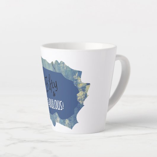 シックなスクリプトデニムスクラップ50と素晴らしい！バースデー カフェラテマグ (右アングル)