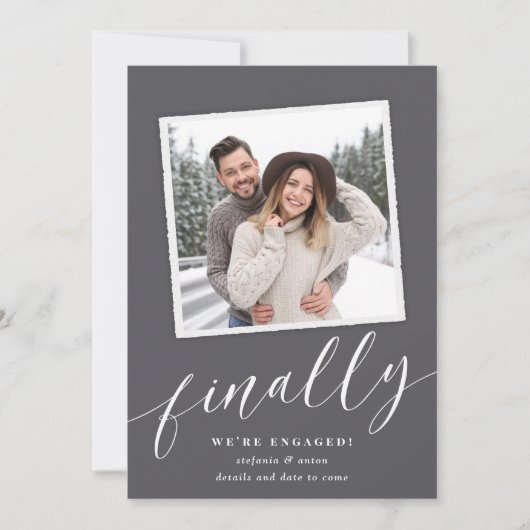 シックなスナップショットフォト婚約 案内状 (正面)
