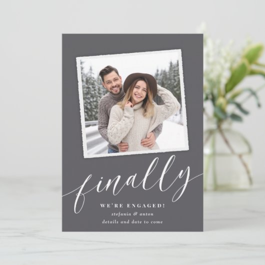 シックなスナップショットフォト婚約 案内状 (スタンド正面)